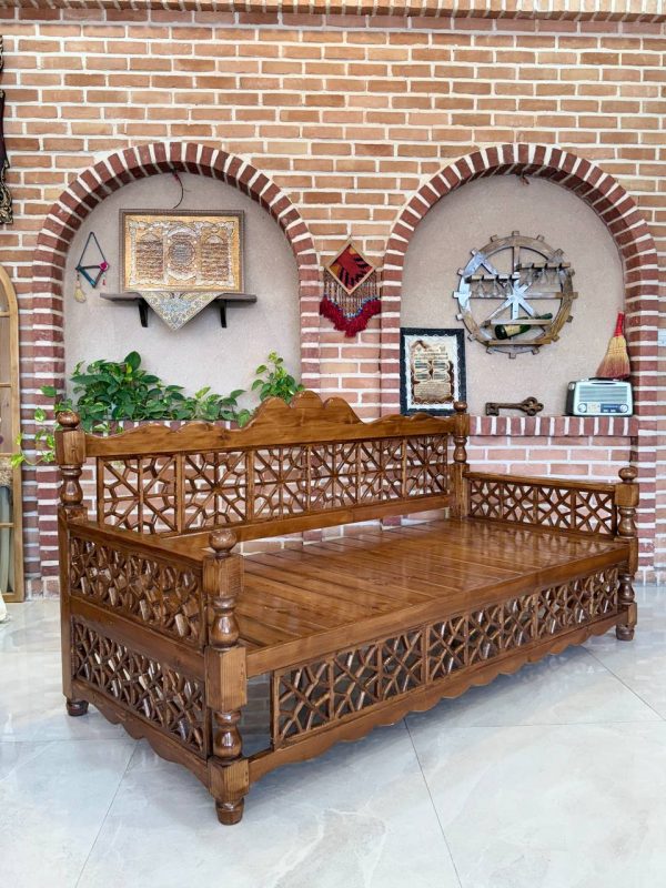 تخت سنتی طرح شاه‌نشین چوب روسی