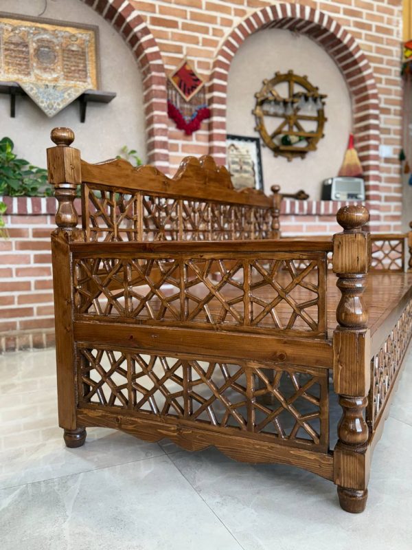 تخت سنتی طرح شاه‌نشین چوب روسی - Image 3