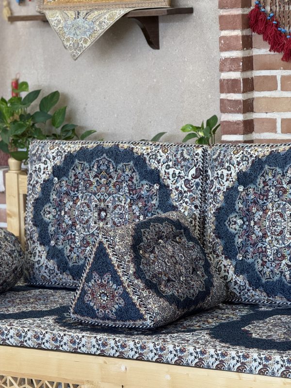 مثلثی بهشت سورمه ای